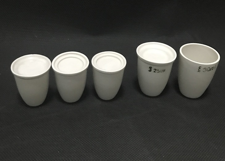 Porcelain crucibles, tight closing lid